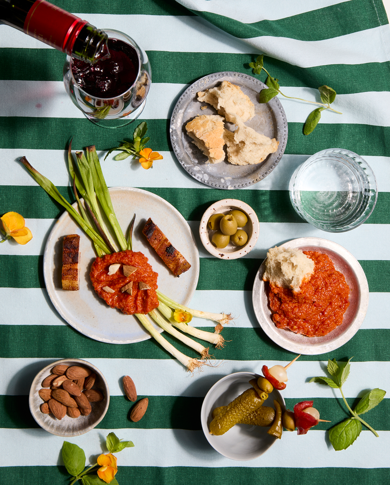 varlok-med-romescosaus-og-ribbe-og-saltkokte-mandler.png