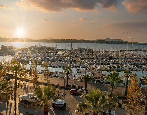 Vue de Bandol entre mer turquoise, plage, port animé, vignobles réputés et collines typiques de la Provence.