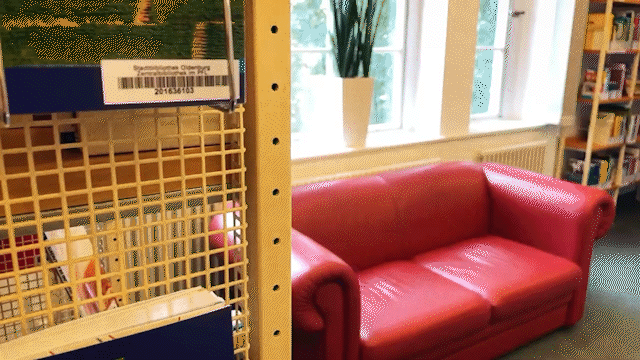 Eine Couch in der Stadtbibliothek Oldenburg