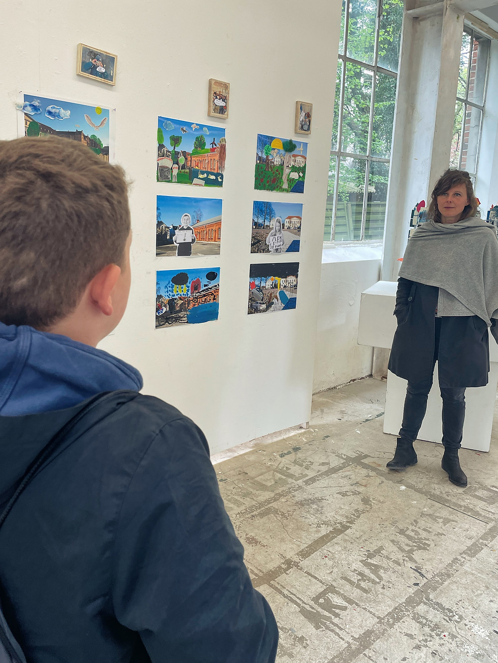 Juan und Projektleiterin Annekathrin unterhalten sich.