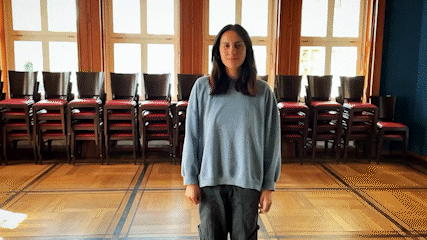 Jasmin Bagher Tehrani in den Räumlichkeiten des Jugendkulturarbeit e.V.
