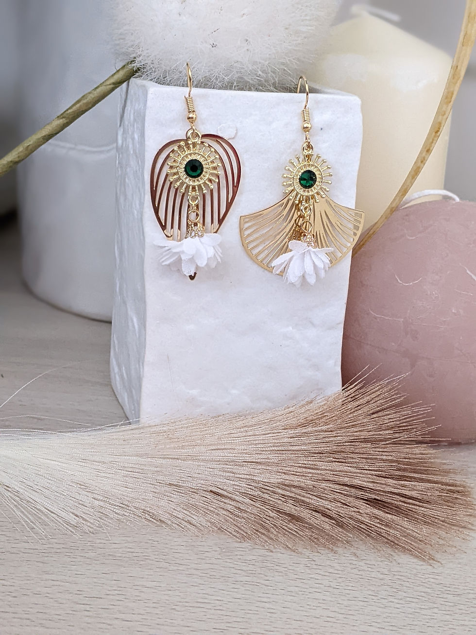 Miniature : boucles d'oreilles asymétriques dorées, blanches et vertes