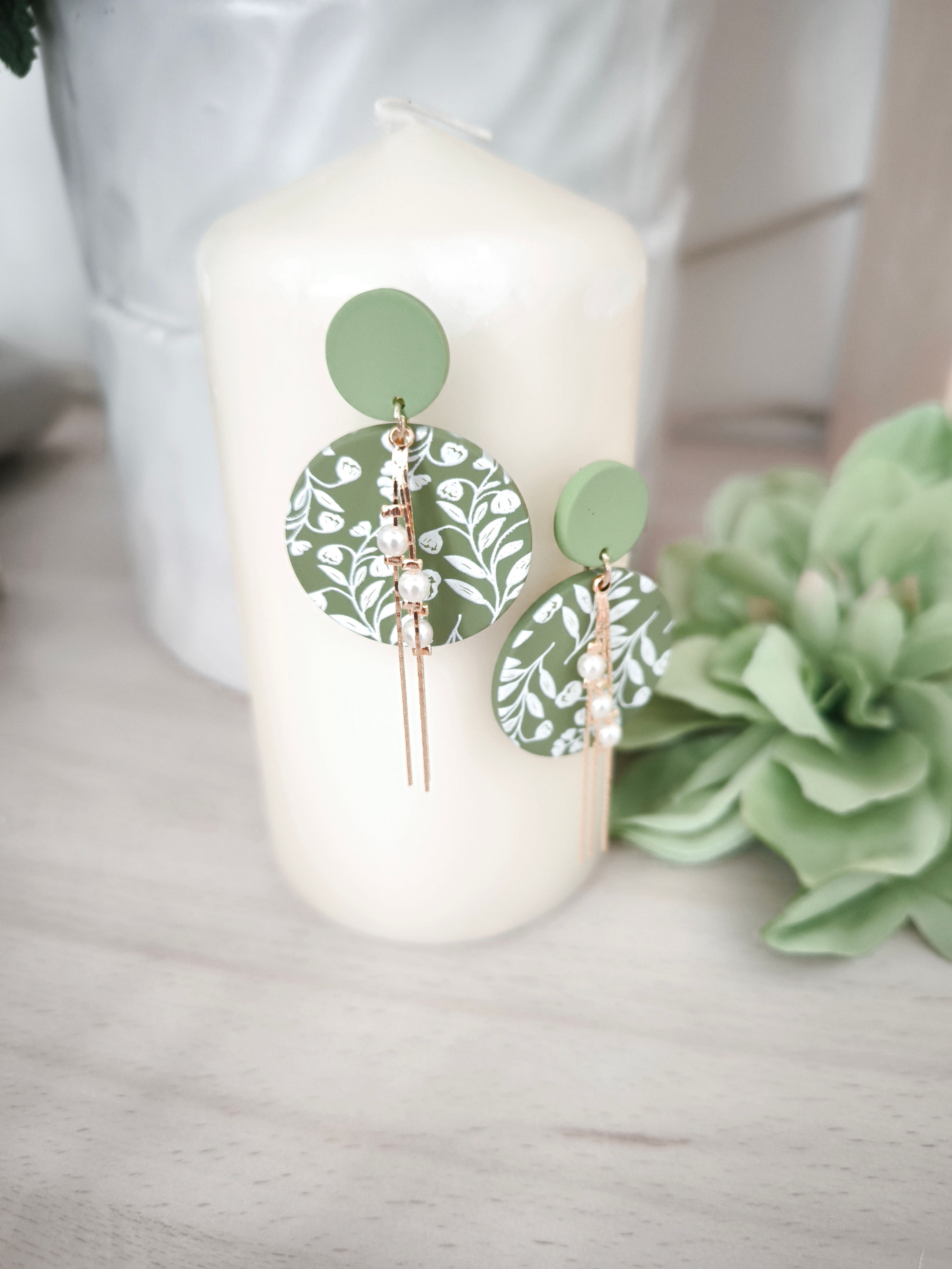 Boucles d’oreilles pendantes vert sauge fleuries – argile polymère