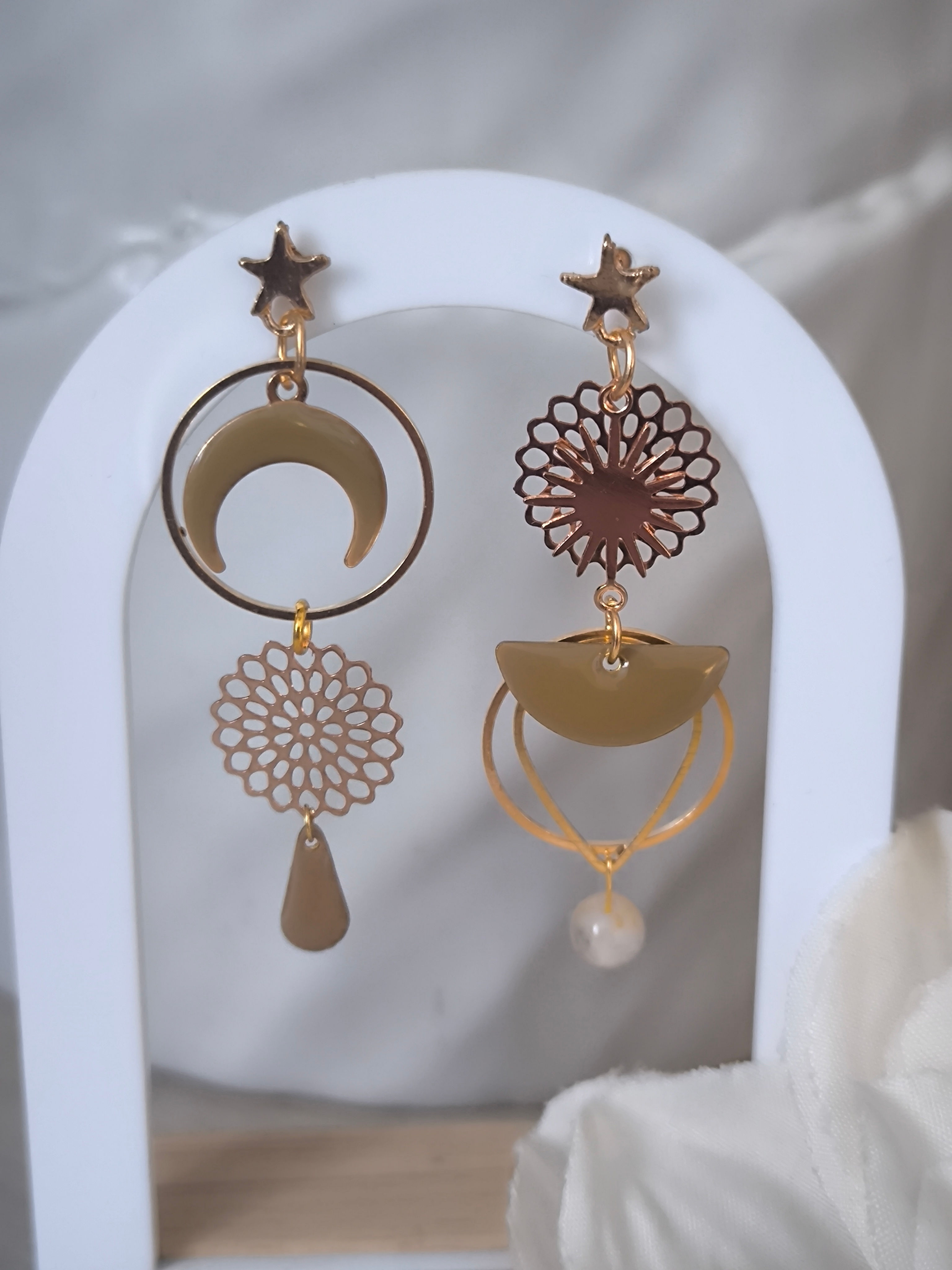 Boucles d’oreilles asymétriques lune & étoile dorées
