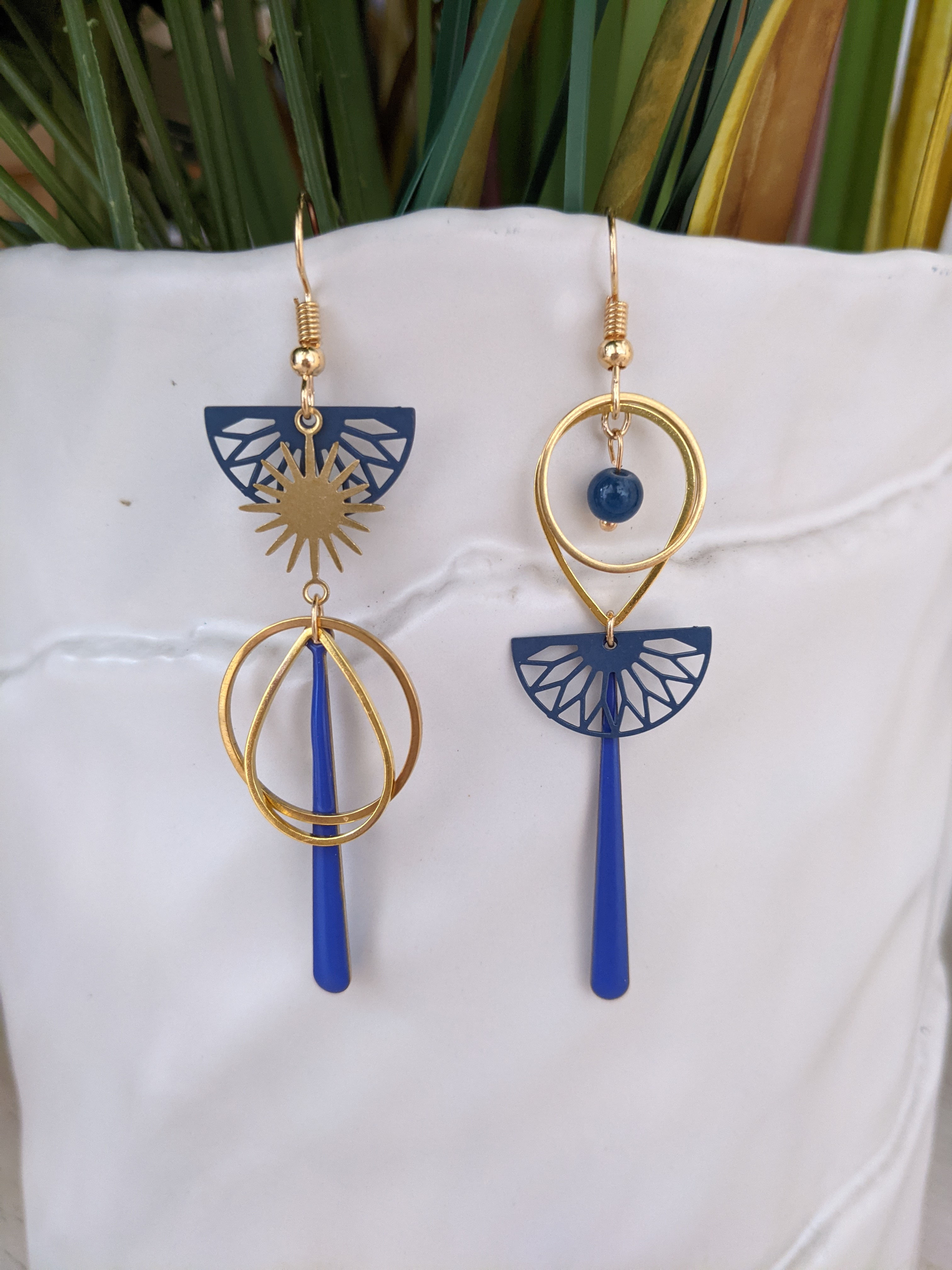 Boucles d'oreilles asymétriques en laiton et sequin émaillé