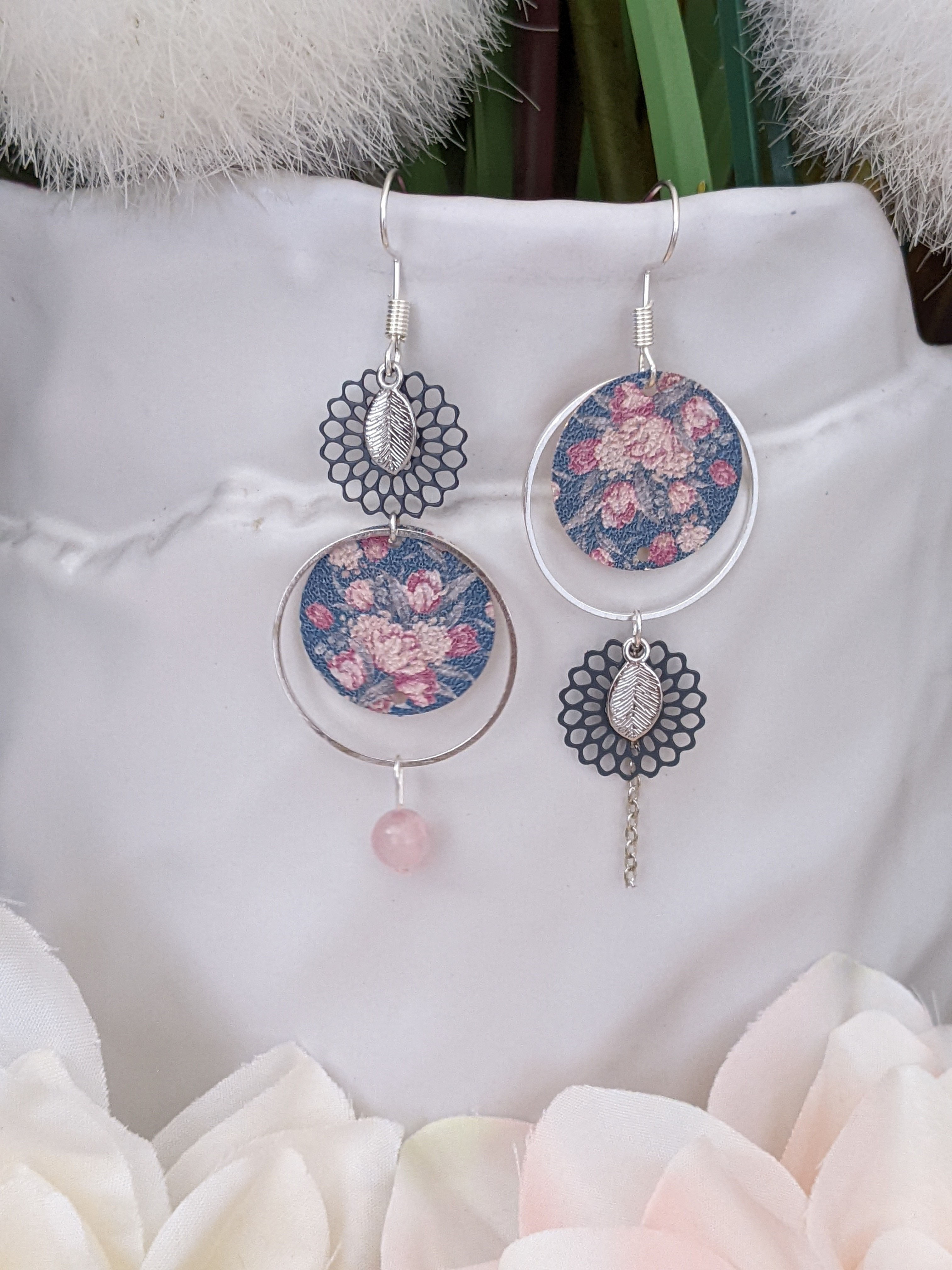 Boucles d'oreilles asymétriques bleues argenté