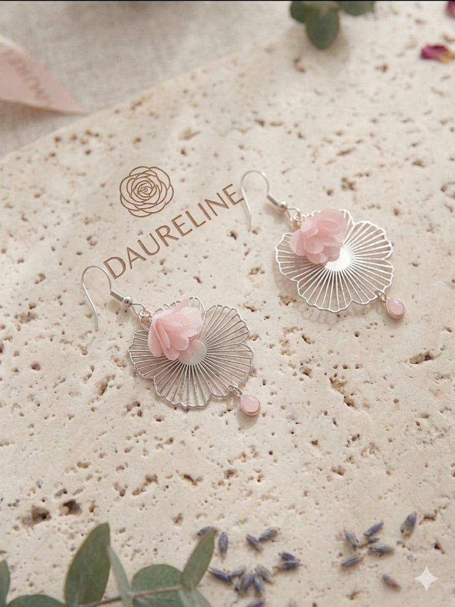 Miniature : Boucles d’oreilles florales en métal ajouré et fleurs en tissu rose – Bijou fémi