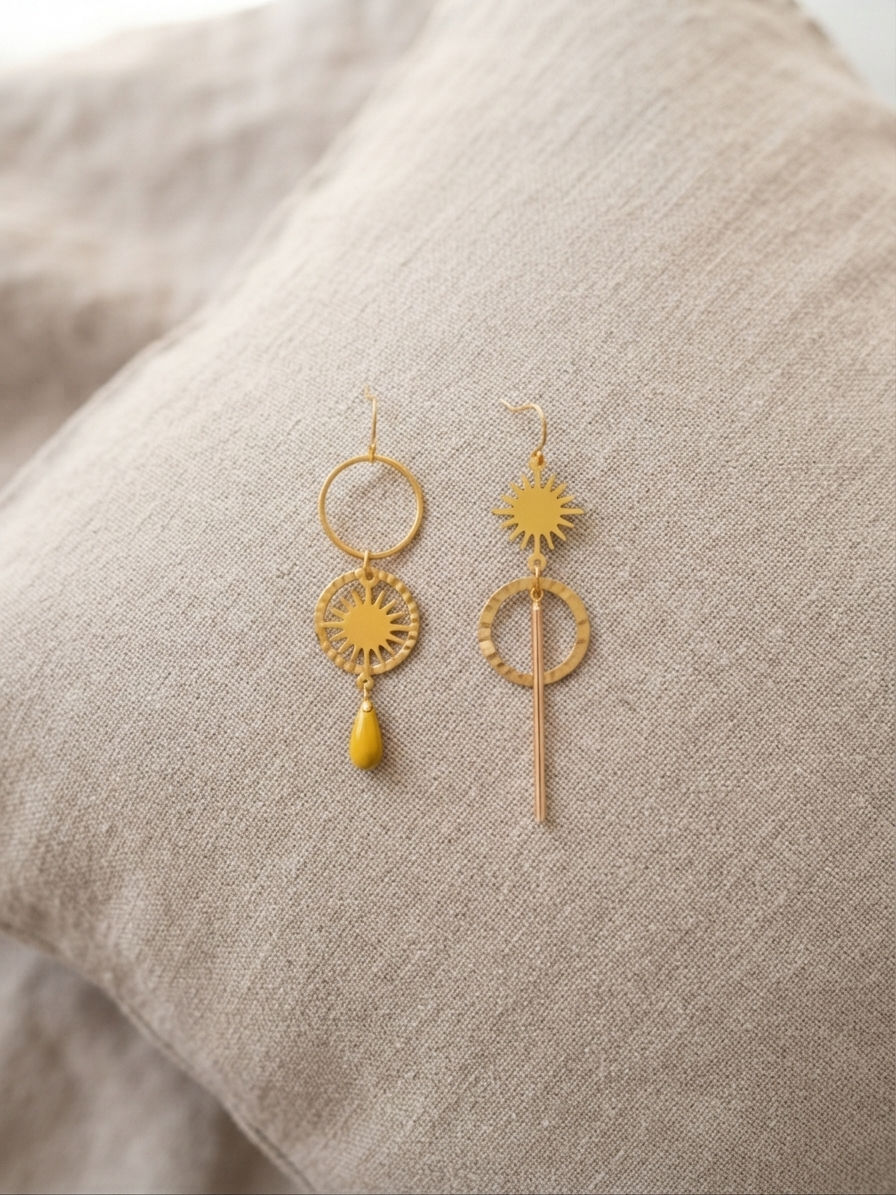 Miniature : boucles d'oreilles asymétriques jaunes