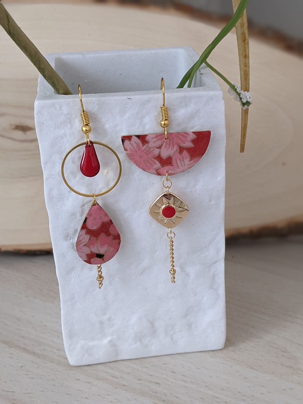 Miniature : boucles d'oreilles asymétriques roses rouges