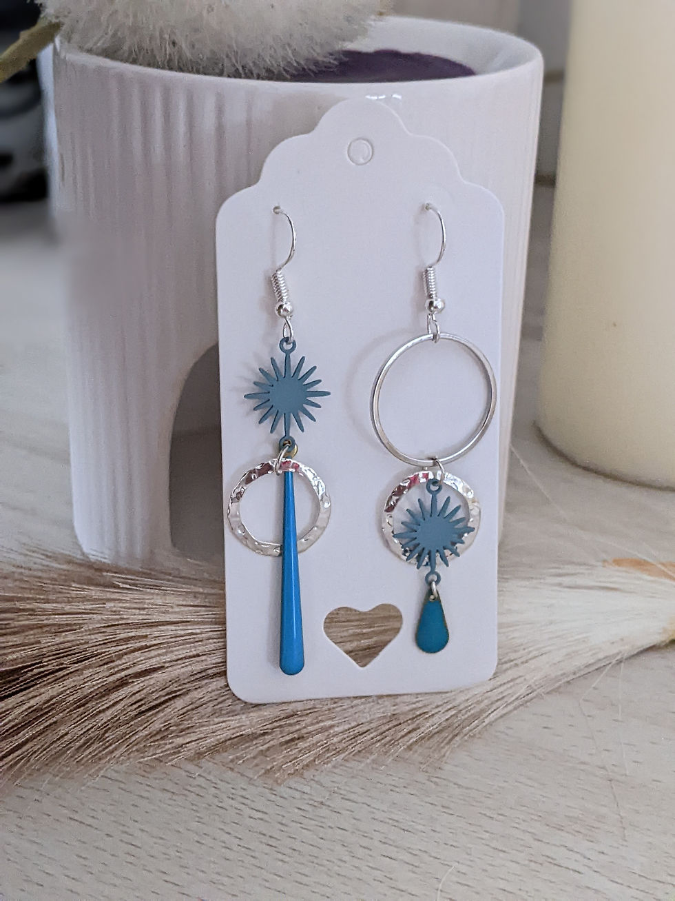 Boucles d'oreilles asymétriques bleues fait main
