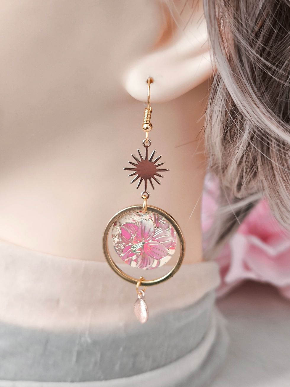 Miniature : Boucles d’oreilles florales en résine – Bijoux faits main – Style bohème chic en