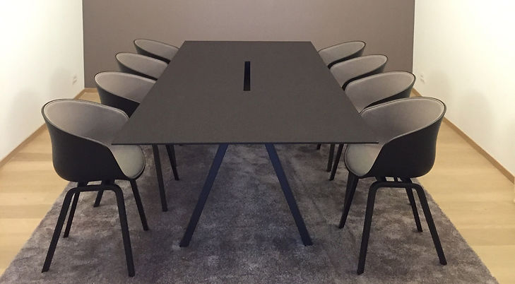 Hay AAC 22 frond upholstery stoelen aan een Arki tafel van Pedrali van 240 x 120 met kabeldoorvoer en tapijten op maat van Misura.