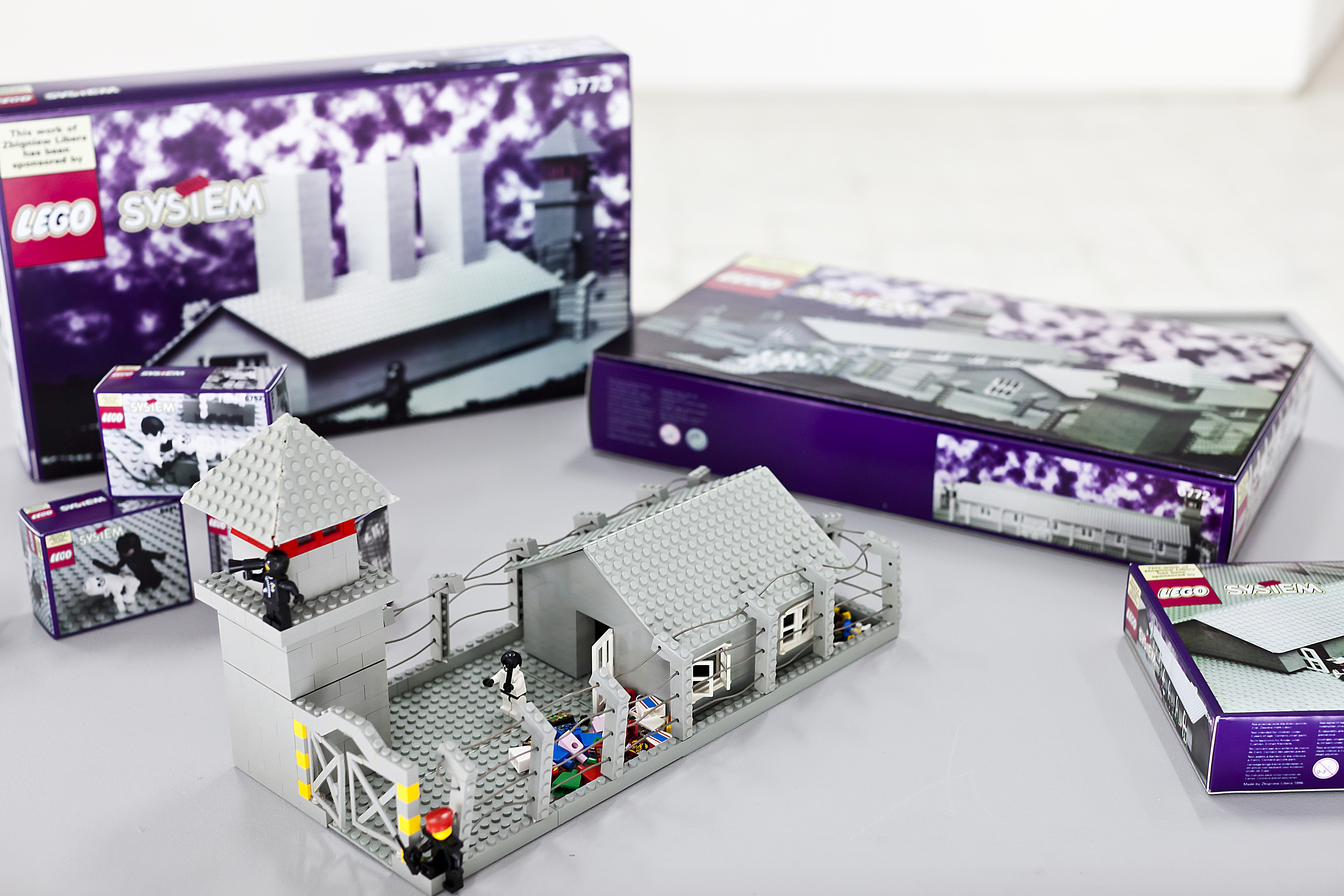 Zbigniew Libera - Lego
