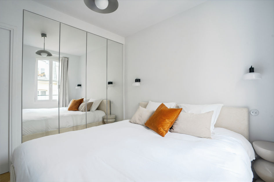 rénovation, paris 9eme, airbnb, renovation airbnb, dressing ikea, dressing sur mesure, dressing miroir, porte miroir ikea, porte ikea, chambre lumineuse, rénovation chambre, architecte d'intérieur paris 9, rénovation paris 9