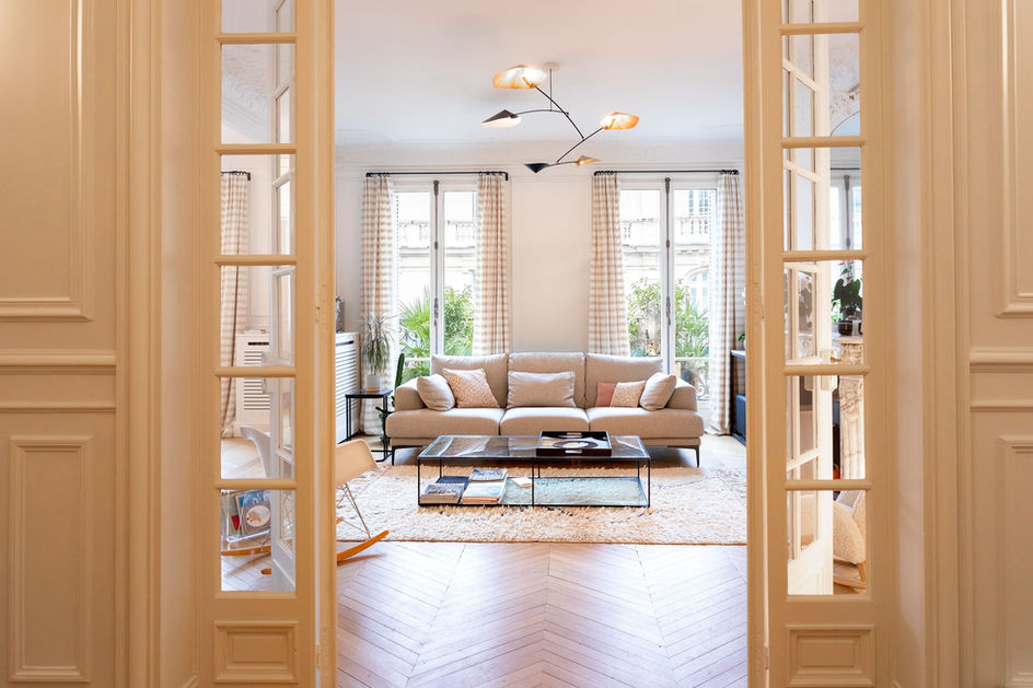 studio acp, rénovation, rénovation appartement, appartement parisien, architecte d'intérieur, architecte d'intérieur paris, architecte d'intérieur paris 15, rénovation paris, rénovation ile de France, haussmannien, salon, salon beige, salon clair, canapé clair, rideau beige, rideau clair, séjour parisien, salon parisien, salon moderne paris