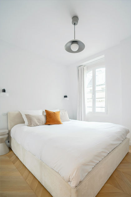 rénovation, paris 9eme, airbnb, renovation airbnb, dressing ikea, dressing sur mesure, dressing miroir, porte miroir ikea, porte ikea, chambre lumineuse, rénovation chambre, architecte d'intérieur paris 9, rénovation paris 9