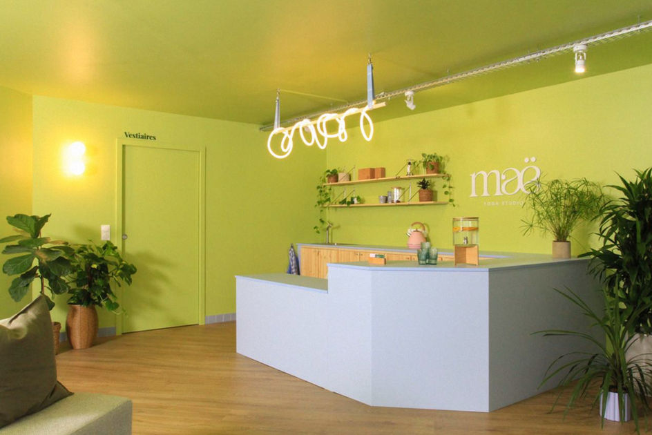accueil salle de sport de yoga, maé a Dunkerque, comptoir bleu et bois, murs verts, suspension diy