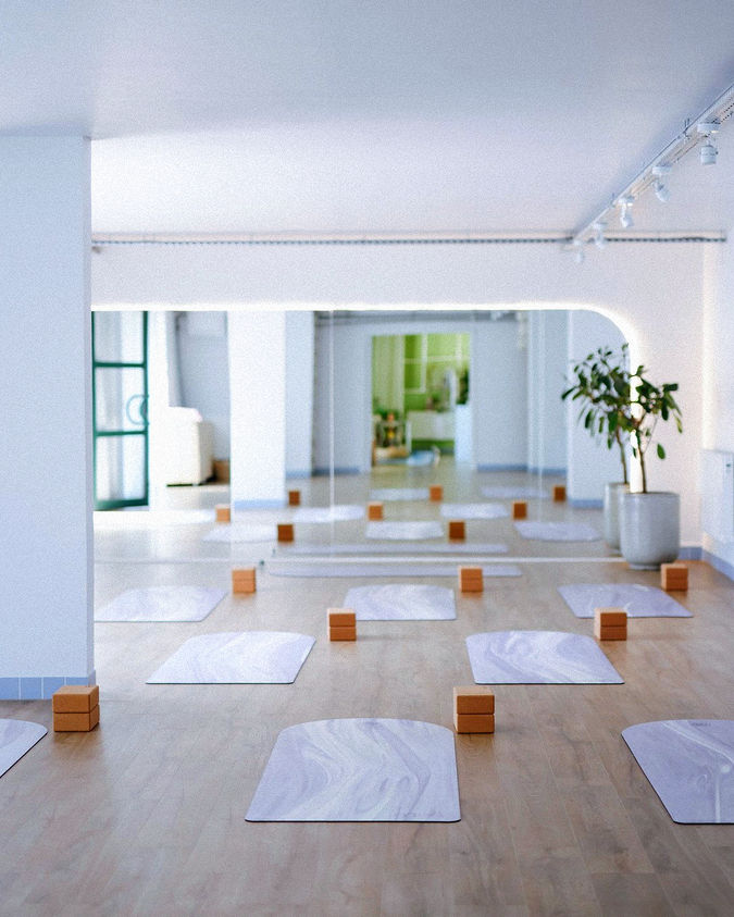 maë salle de yoga de pratique bois et grand miroir arrondi tapis lumineux
