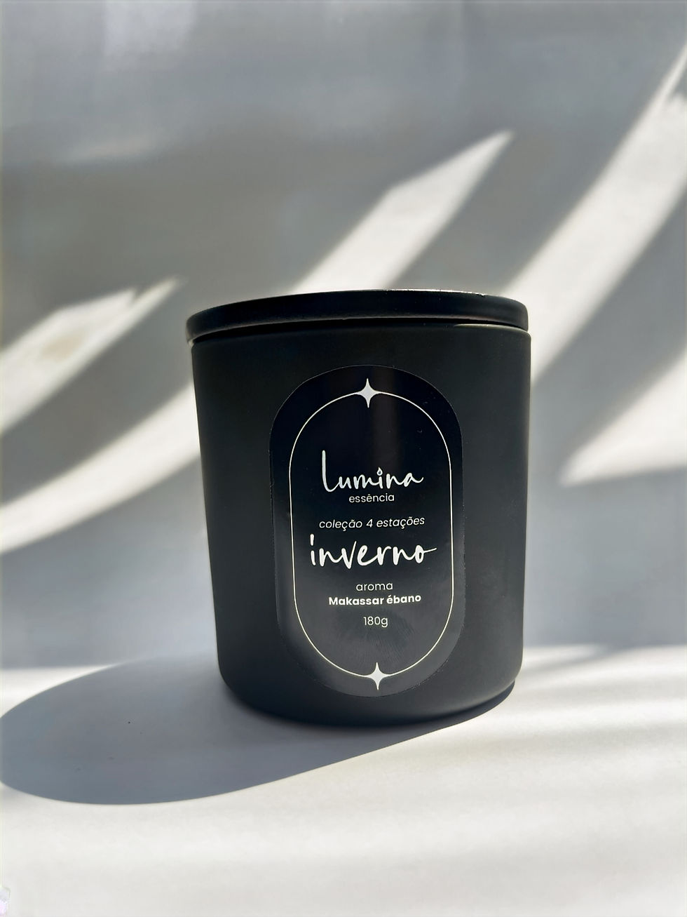 vela inverno, pote grande preto com rótulo laranja com escritos em branco