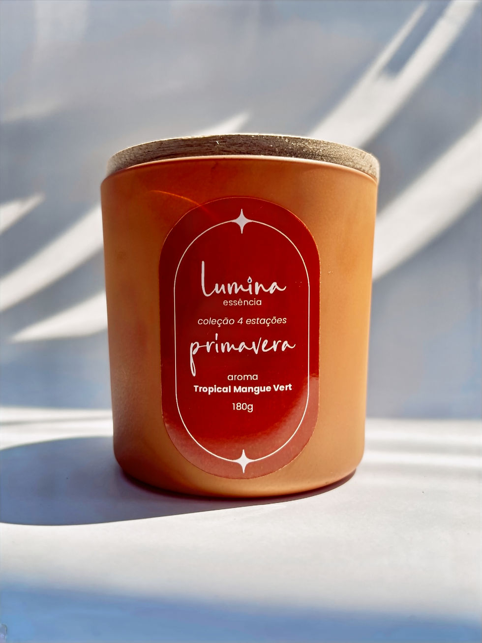 vela primavera, pote grande laranja com rótulo laranja com escritos em branco