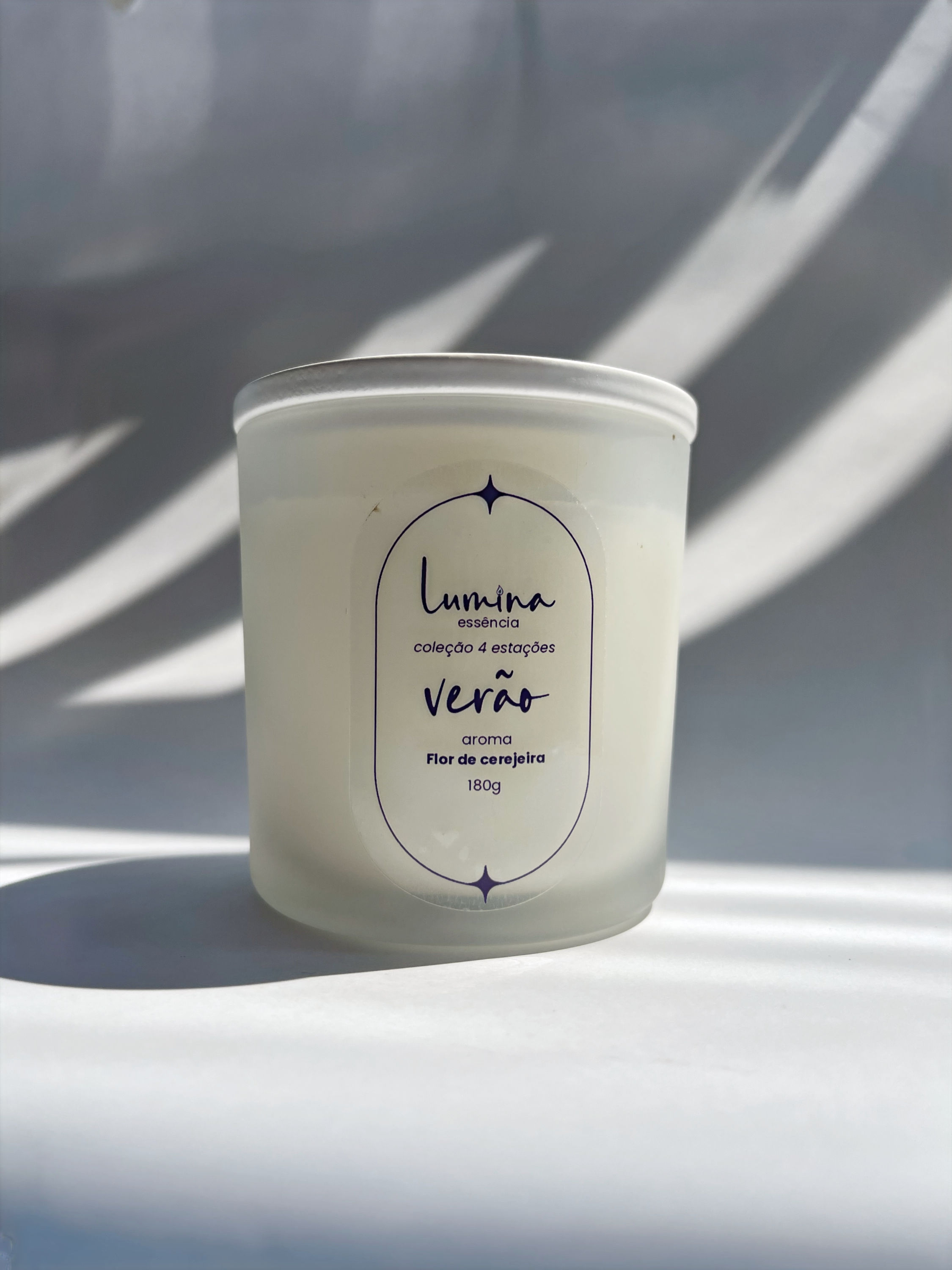 vela verão, pote grande branco com rótulo branco com escritos em roxo