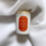 vela primavera, pote branco com rótulo laranja com escritos em branco