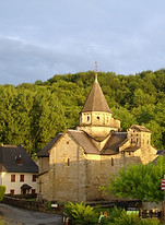 église romane de l'Hôpital Saint Blaise inscrite au patrimoine mondial de l'UNESCO au titre des chemins de Compostelle