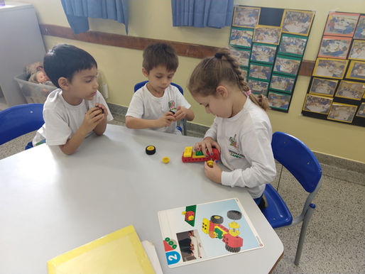 Infantil V A - Montagem do carrinho (Projeto Pequenos engenheiros)