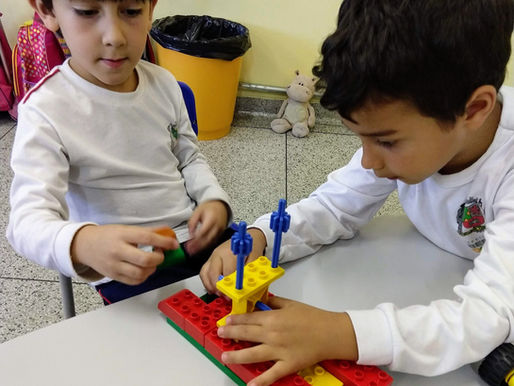 Infantil IV A - Entre contos e peças (Os anões e a ponte quebrada)