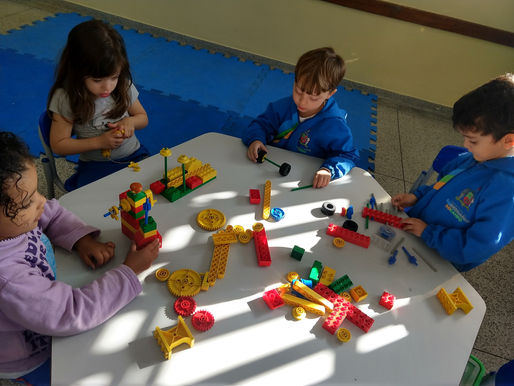 INF III A - Construção livre com lego e divisão dos grupos de trabalho
