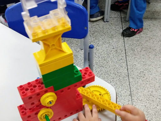 Infantil III B - Entre contos e peças (A casa dos três porquinhos)
