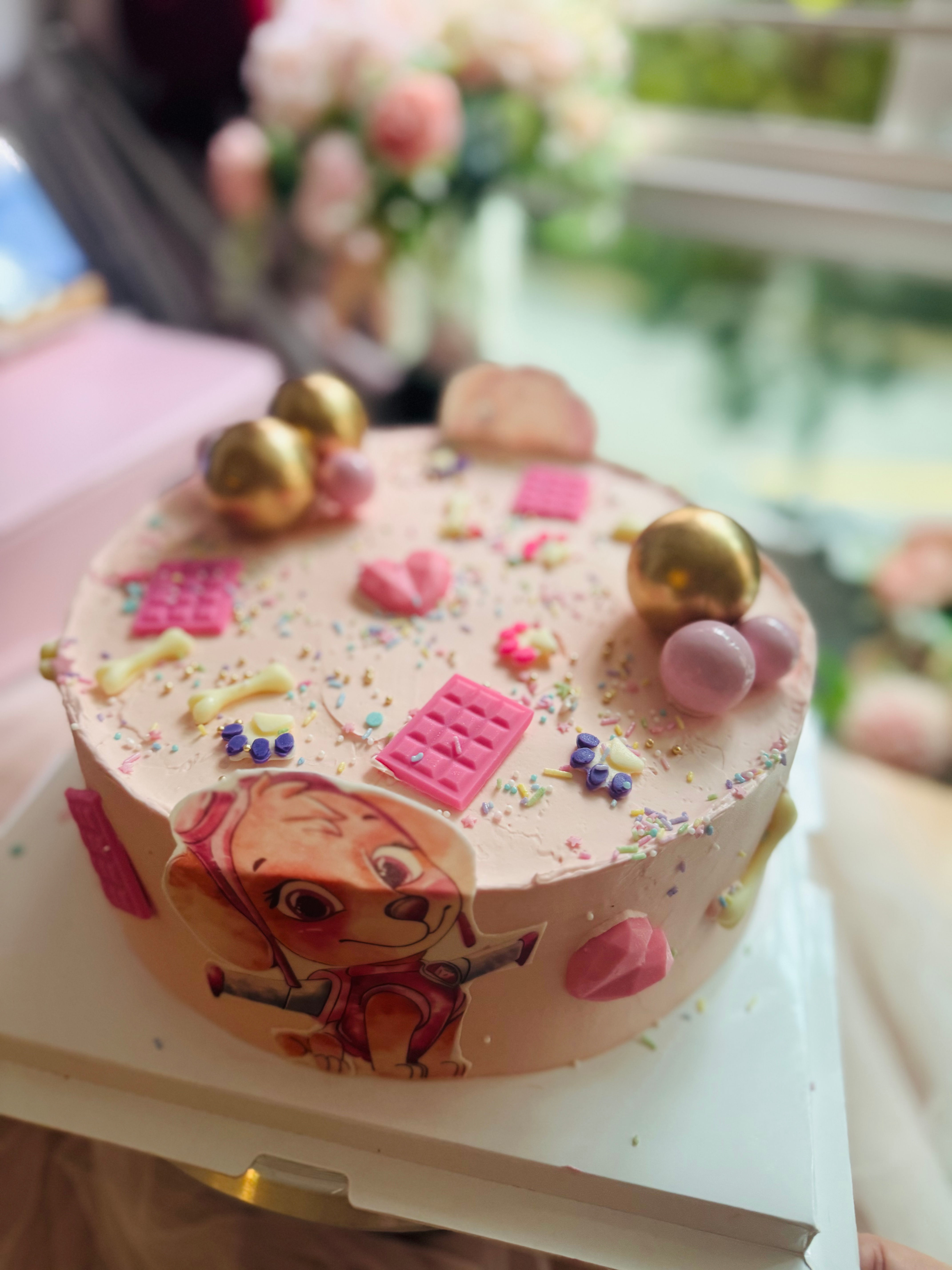 Paw 🐾 theme 8 inches cake