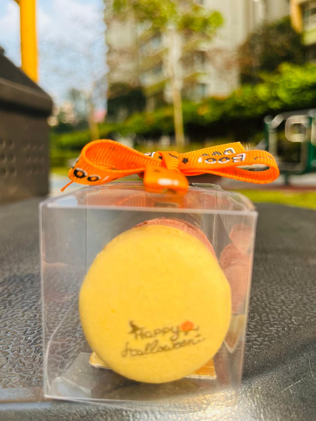 Happy Halloween of 2 assorted macarons