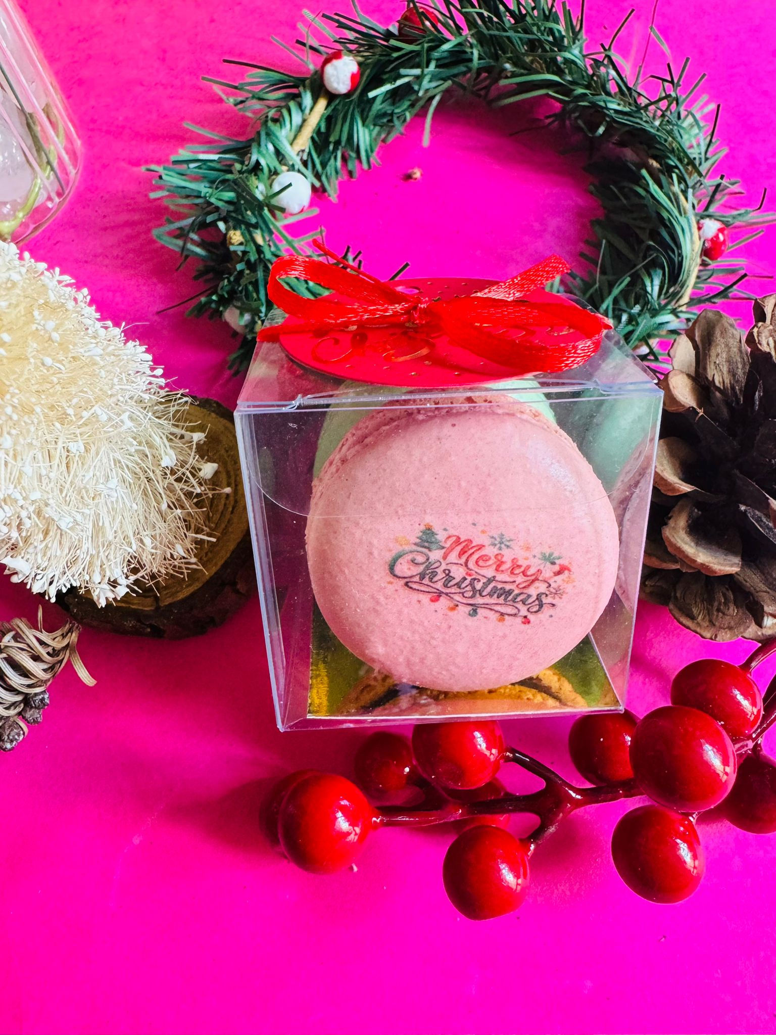 Happy Christmas mini gift box of 2 assorted macarons