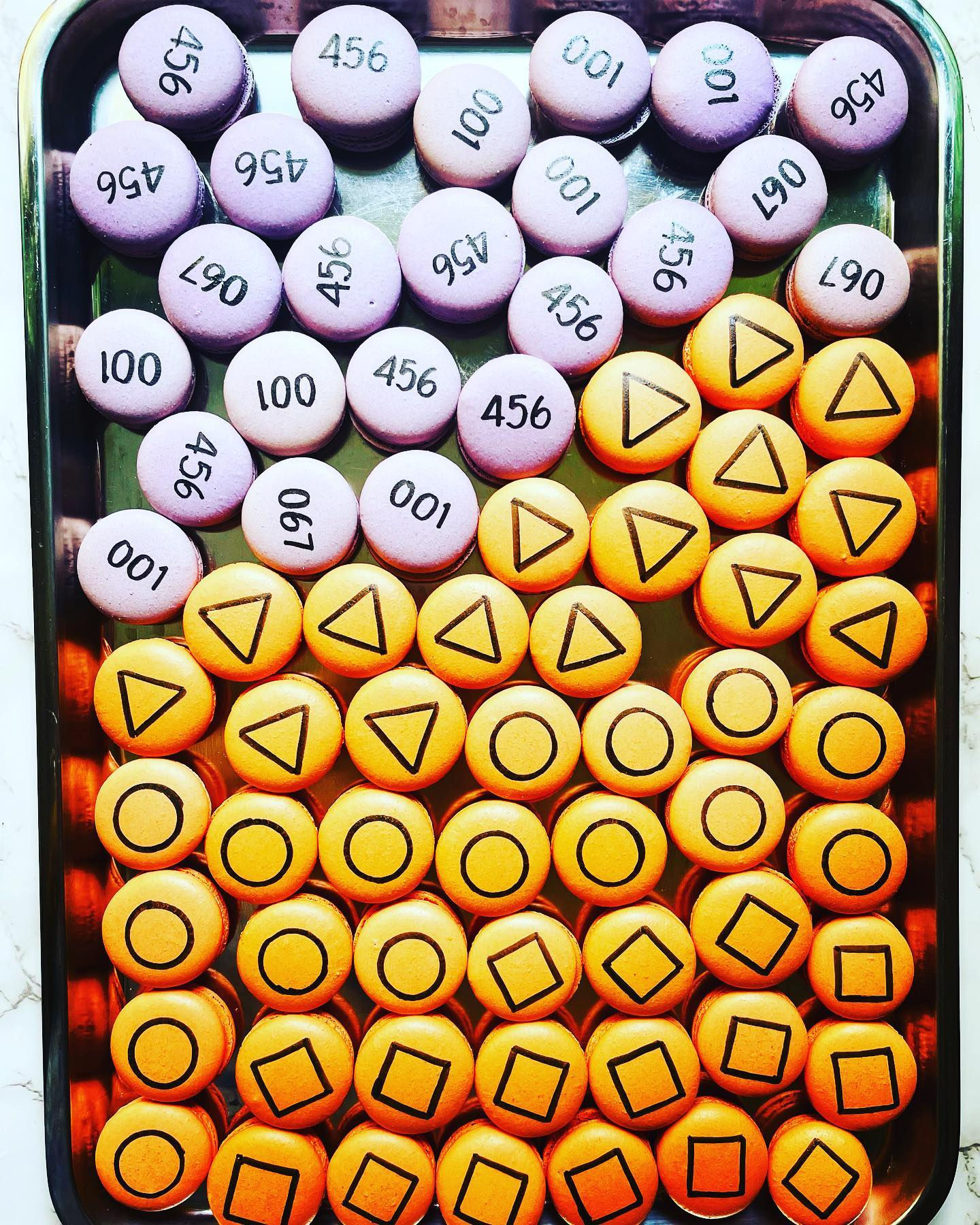 Squid Game - Drawing macarons