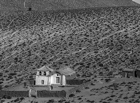 San Pedro de Atacama, una ciudad ubicada en una alta meseta árida en la Cordillera de los Andes del noreste chileno. Su espectacular paisaje circundante incluye desierto, salares, volcanes, géiseres y aguas termales. El Valle de la Luna en la Reserva Nacional los Flamencos es una depresión similar a la superficie lunar con formaciones rocosas poco comunes, una enorme duna de arena y montañas con manchas de color rosa. Fotografías, Magdalena León. Visita nuestro sitio www.portafolio-mag.com 