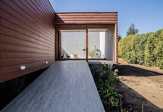 Diseño en Madera.  Ricardo Valdivieso se dedica al trabajo y diseñó en madera hace  más de 40 años. Experto trabajando en madera y derivados de la madera, muebles, puertas, y ventanas. Su trabajo se destaca por tener  la mejor calidad, y perfecta ejecución en sus terminaciones y durabilidad. Logra los requerimientos más complejos, es por eso que grandes arquitectos, empresas constructoras y personas particulares lo prefieren.  Arquitecto: Marcial Cortés Monroy. Diseñó en Maderas: Ricardo Valdivieso. Fotografías, Magdalena León. Visita nuestro sitio www.portafolio-mag.com