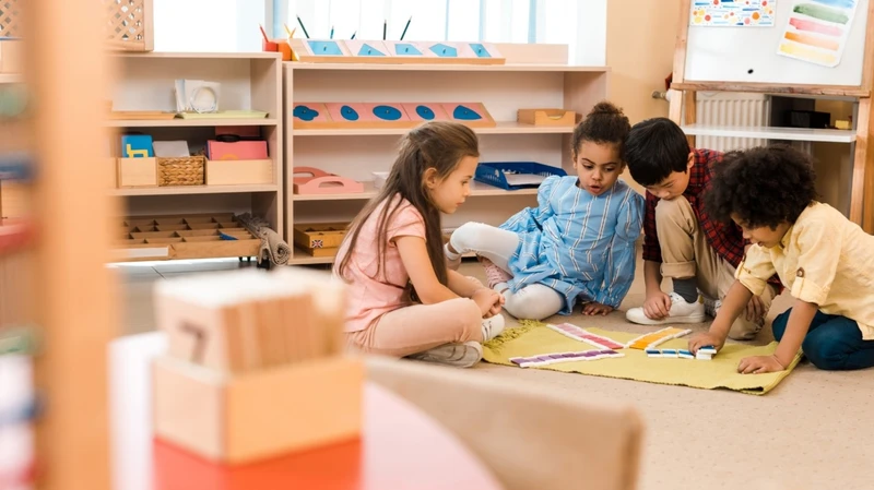 Criança utilizando as letras de lixa montessorianas