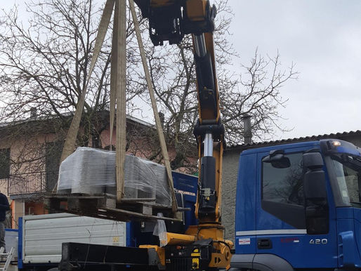 Sono arrivate dai monti le prime 12 grosse pietre che saranno alla base del mercato coperto.