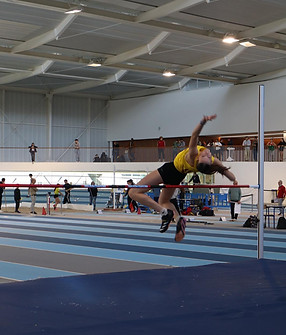 Saut en hauteur de Camille licenciée à Emergence.jpeg