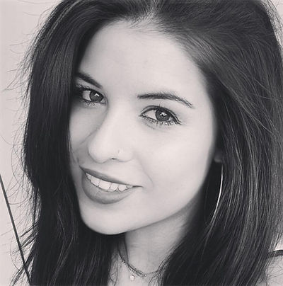 Porträt von Carolina Roggli, einer warm lächelnden, sympathischen Frau – Trauerbegleiterin aus Bern und Thun