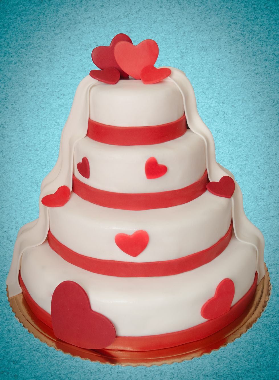 Tort weselny z sercami