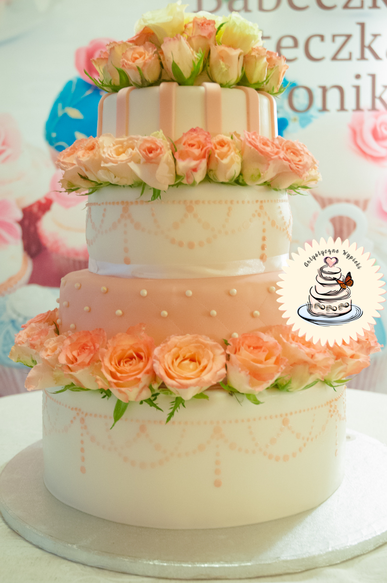 Tort weselny z kwiatami