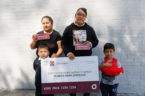 Martí Batres entrega tarjetas del Programa "Bienestar para Niñas y Niños, Mi Beca para Empezar