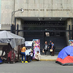 Integrantes del colectivo Artículo 20 se instalan en plantón frente a la Segob para exigir justicia por sus derechos luego de ser excarceladas