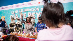 Clara Brugada Jefa de Gobierno celebró el día de  Reyes en el Ángel de la Independencia con mega rosca y repartió 15 mil juguetes para niñas y niños de la Ciudad