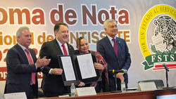 TFCA entrega toma de nota a Roberto Gómez como presidente del SNTISSSTE