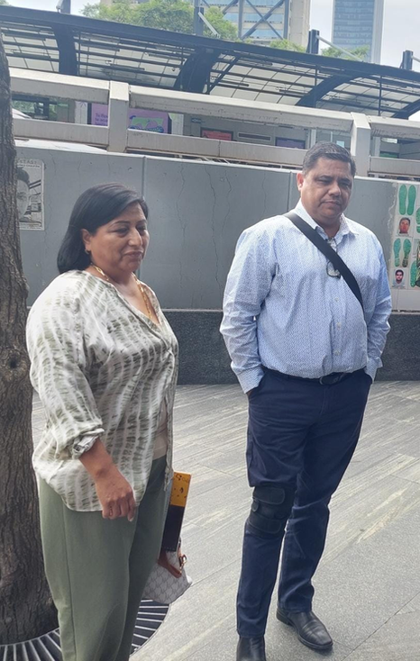 Padres de Debanhi Escobar acuden a la FGR, esperan se ratifique la causa de su muerte. 