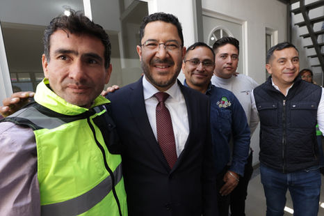 Martí Batres entregó departamentos reconstruidos a familias damnificadas por el sismo de 2017 en Iztapalapa