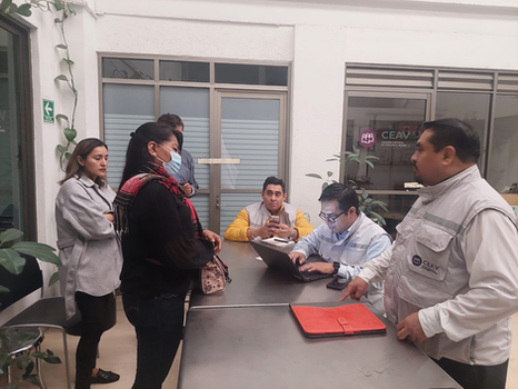 Víctimas de la "guerra sucia" cansados de esperar a autoridades entregan instalaciones de la CEAV.